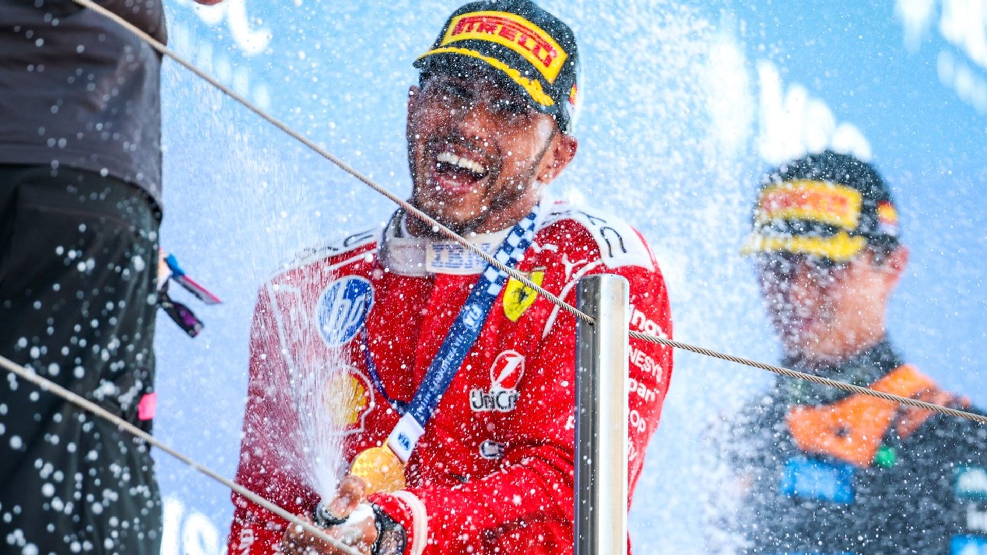 «Сыншыларға ортаңғы саусақ»: F1 қарсыластары «ерекше» Гамильтон жеңісіне қалай қарады