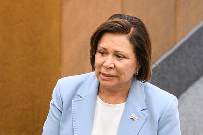 Роднина Плющенконың ұлының Әзірбайжан құрамасына ауысуын бағалау үшін «олар не істеп жатыр» деген сөз тіркесін қолданды.