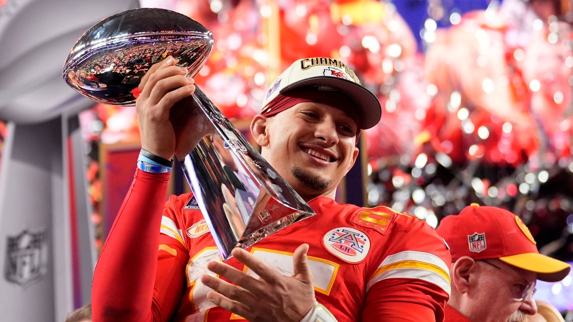 Mahomes рекордтық 500 миллион долларлық Chiefs келісімшартына қол қойды